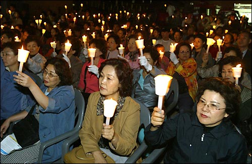 촛불을 든 불교 신도 200여명이 집회에 참석했다. 